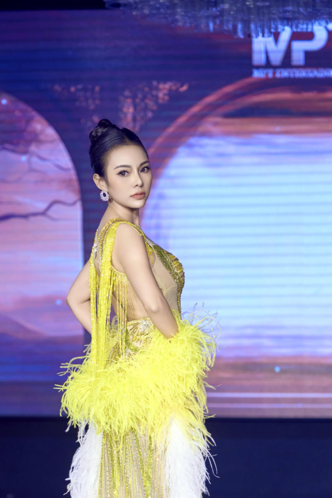 Hoa hậu Trần Mỹ Hạnh, quý phái