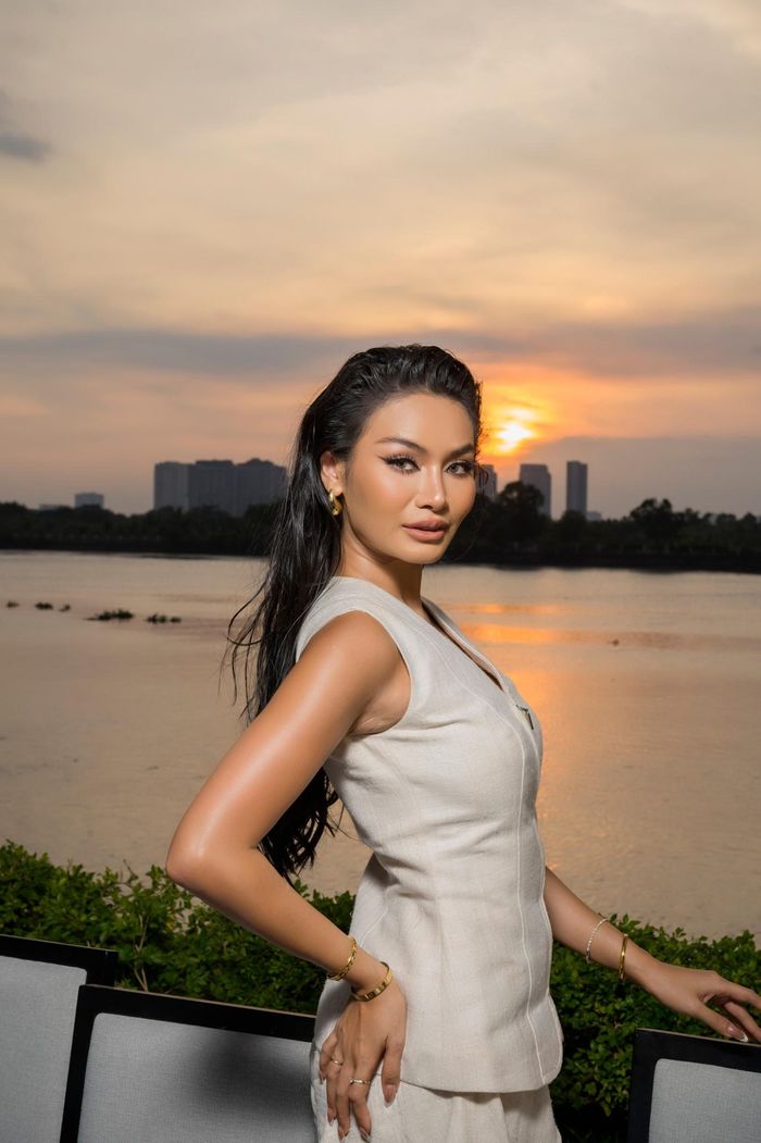  Đương kim Miss Cosmo Ketut Permata Juliastrid và Á hậu Miss Cosmo 2024 Karnruethai Tassabut tham dự sự kiện. 