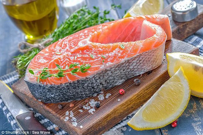Cá béo cũng có thể giúp hạ huyết áp và cholesterol, những yếu tố nguy cơ chính gây đột quỵ.