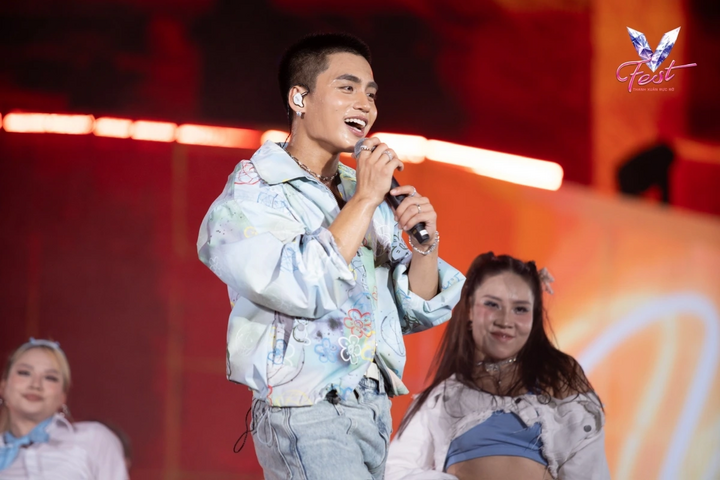 Mang sắc màu trẻ trung, bùng nổ năng lượng, “V Fest – Thanh xuân rực rỡ” quy tụ gần 40 tiết mục của dàn sao đình đám như Hieuthuhai, Mono, BinZ, Bích Phương, Isaac, …