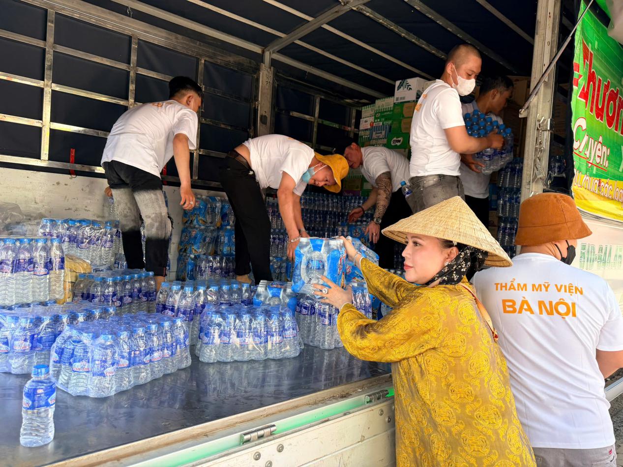 Hoa hậu nhân ái Nguyễn Thị Bình kết nối chuyến xe 0 đồng hướng về miền Bắc lũ lụt