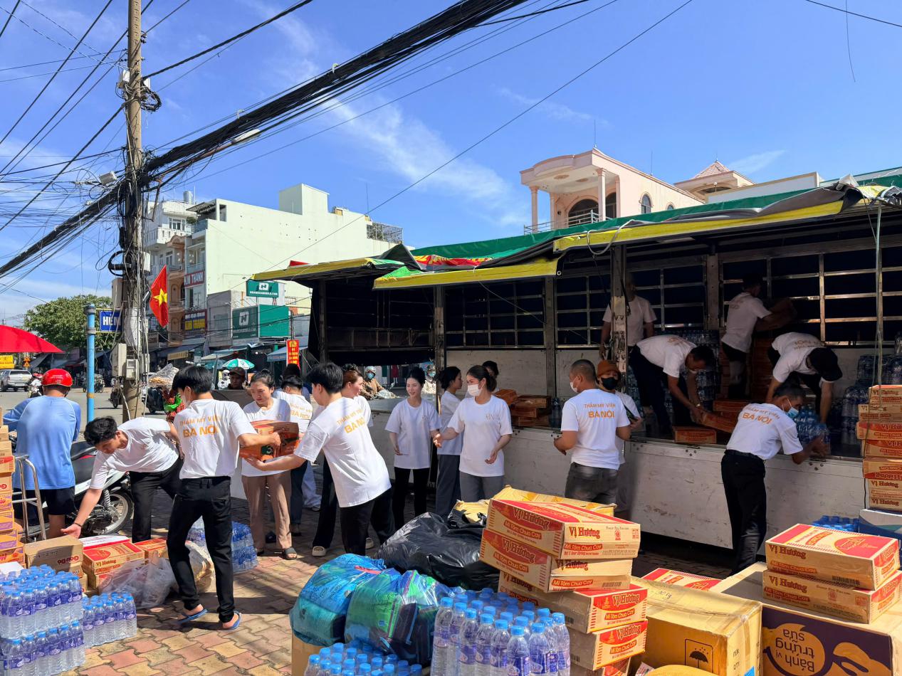 Hoa hậu nhân ái Nguyễn Thị Bình kết nối chuyến xe 0 đồng hướng về miền Bắc lũ lụt