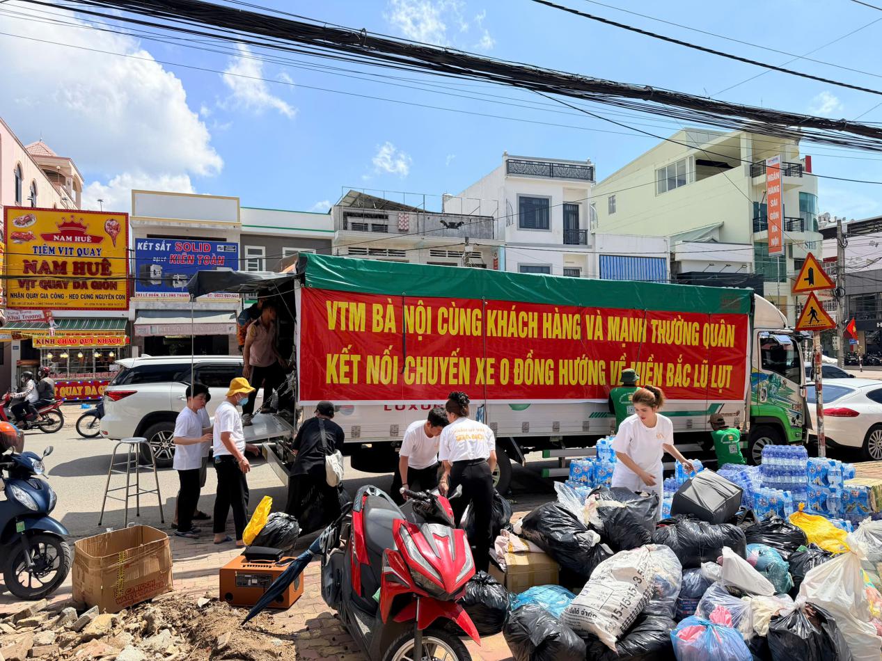 Hoa hậu nhân ái Nguyễn Thị Bình kết nối chuyến xe 0 đồng hướng về miền Bắc lũ lụt