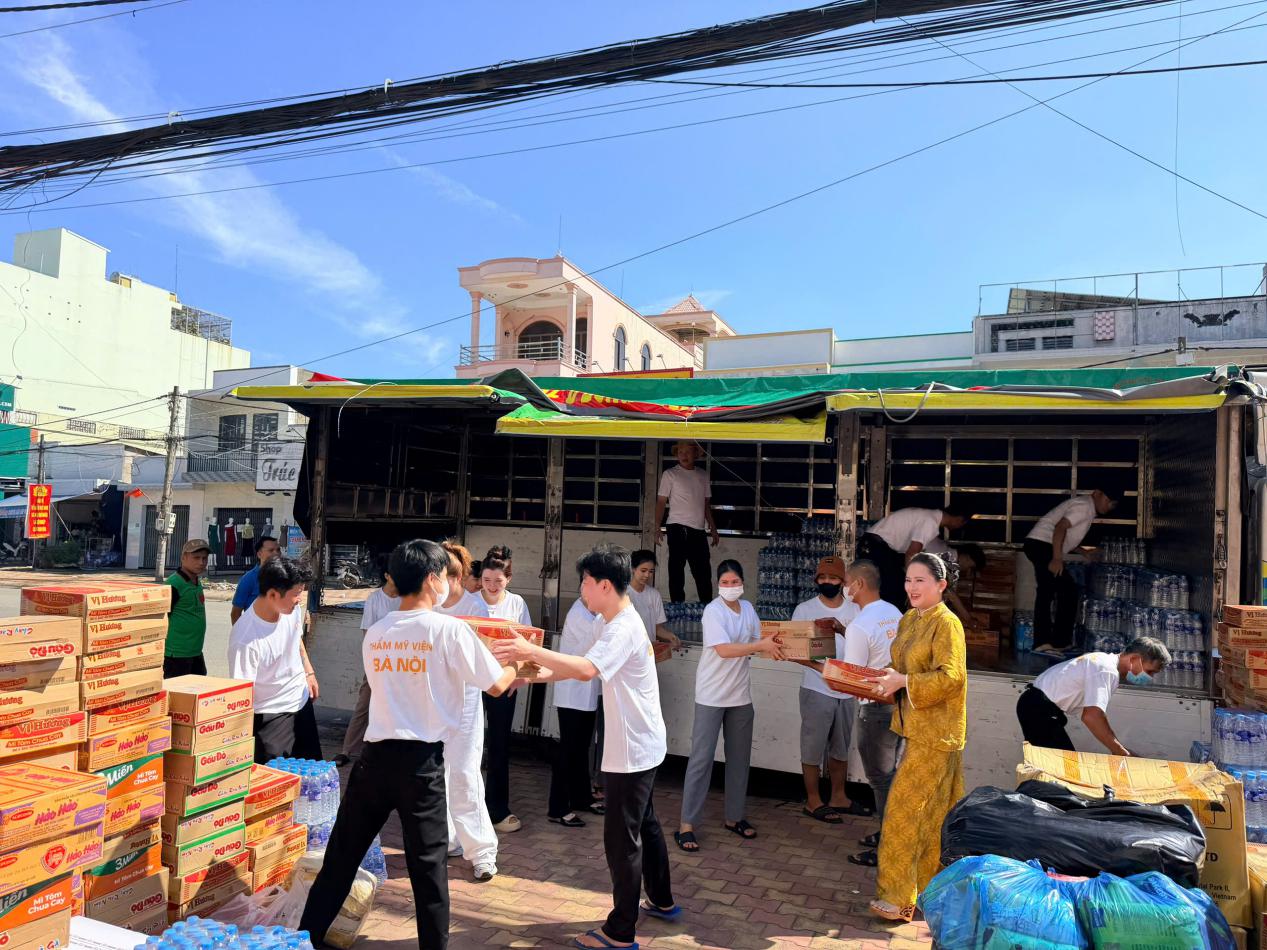Hoa hậu nhân ái Nguyễn Thị Bình kết nối chuyến xe 0 đồng hướng về miền Bắc lũ lụt