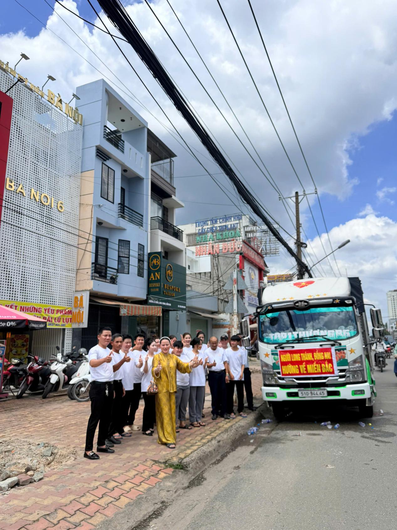 Hoa hậu nhân ái Nguyễn Thị Bình kết nối chuyến xe 0 đồng hướng về miền Bắc lũ lụt