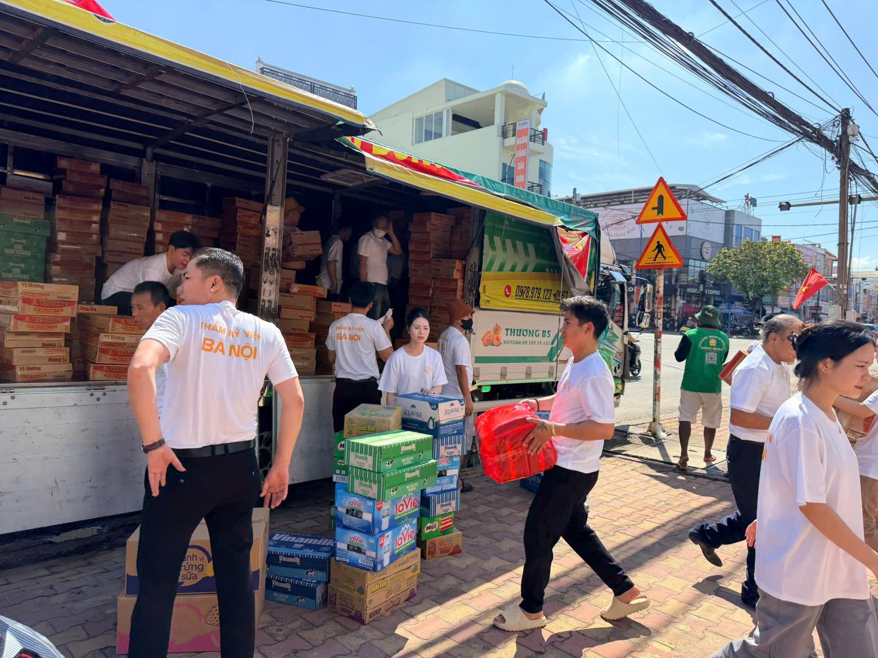Hoa hậu nhân ái Nguyễn Thị Bình kết nối chuyến xe 0 đồng hướng về miền Bắc lũ lụt