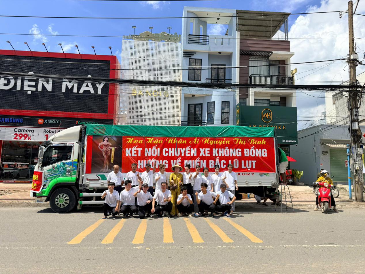 Hoa hậu nhân ái Nguyễn Thị Bình kết nối chuyến xe 0 đồng hướng về miền Bắc lũ lụt